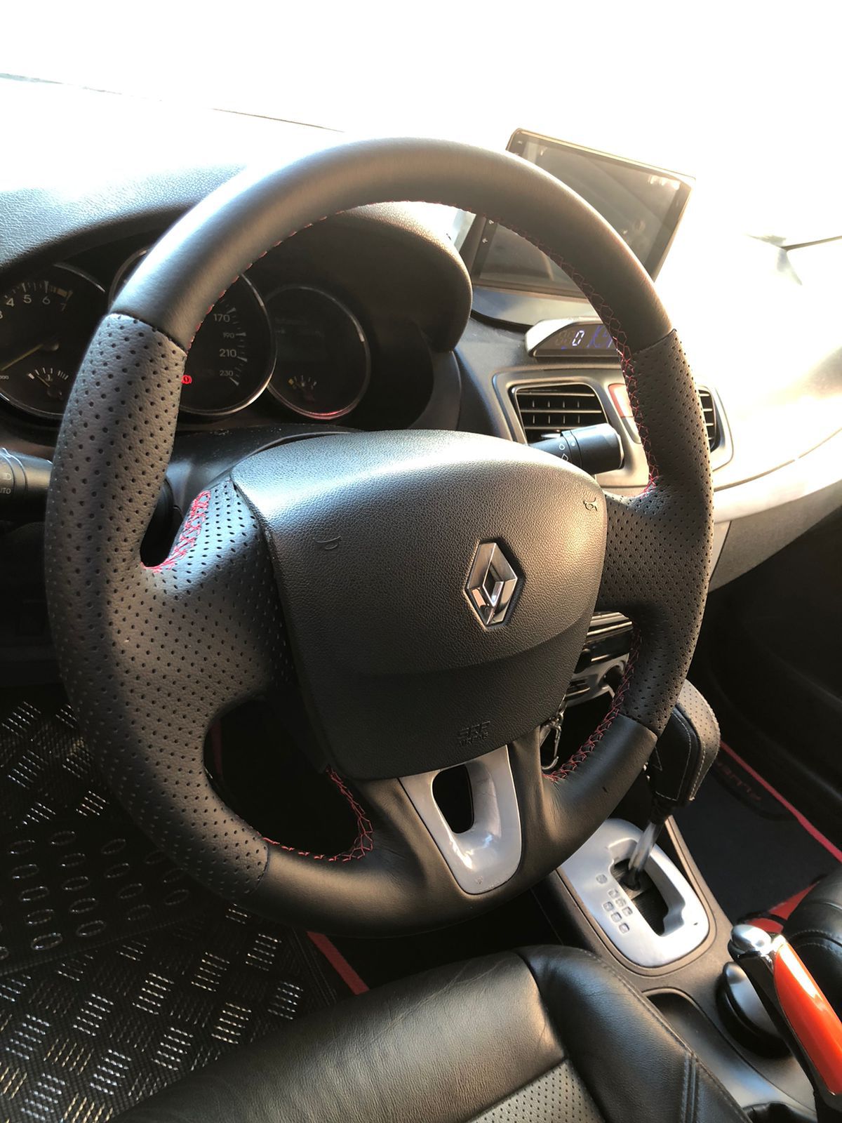 Volante Renault com revestimento completo em couro legítimo e costura vermelha